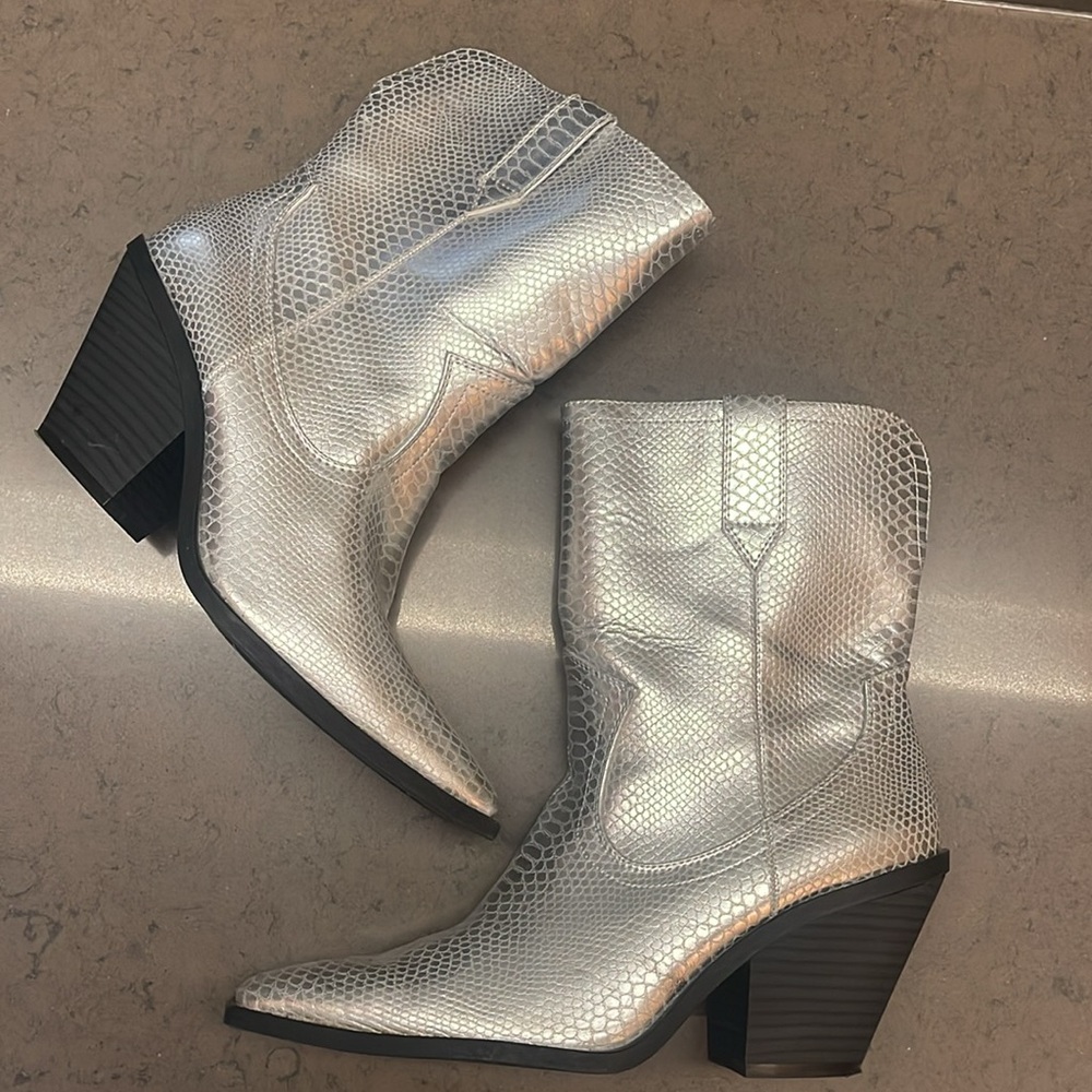 Scoop Silver Women’s Western-Style Booties size 9
